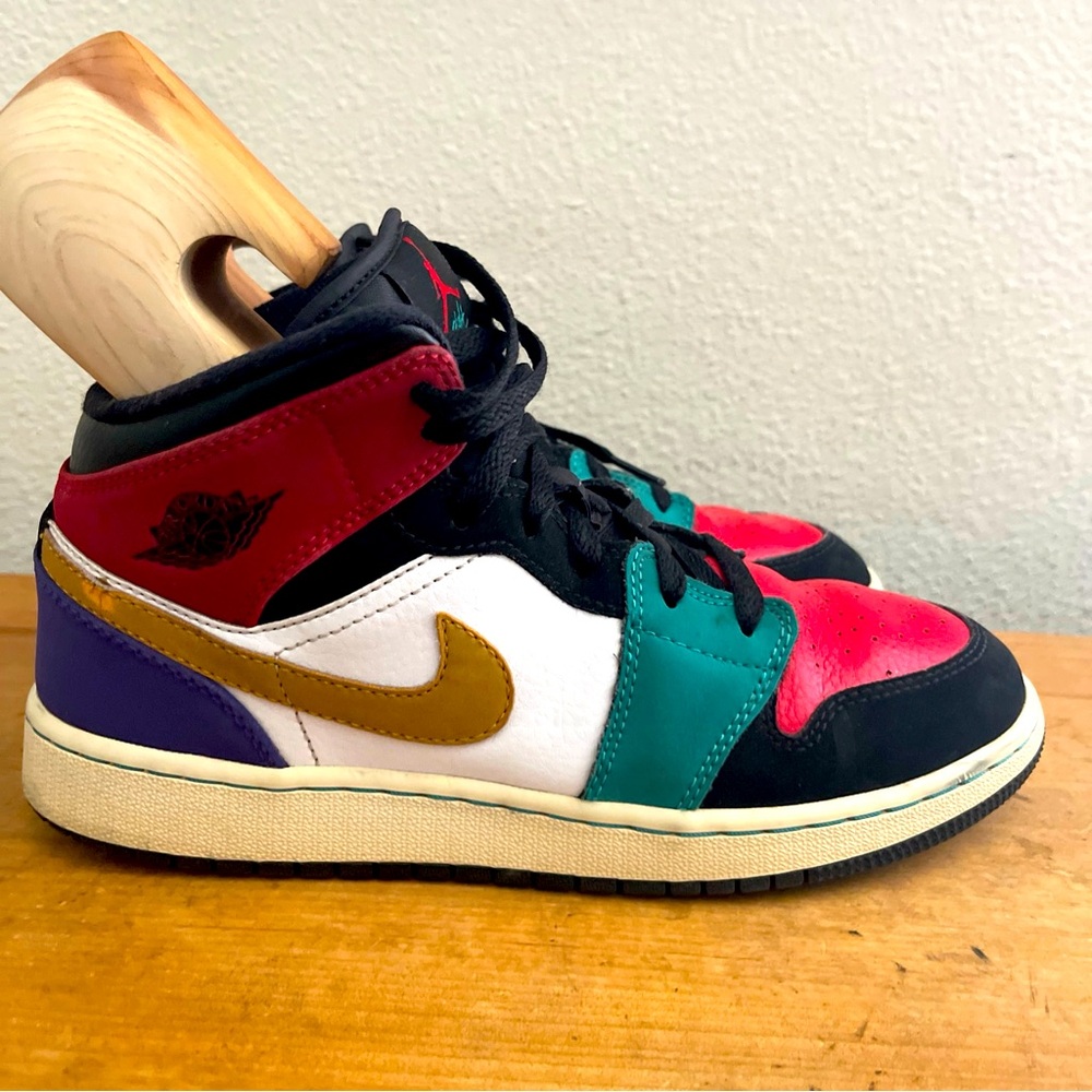 Air Jordan 1 Retro Mid GS Basketball Shoes 554725-125 Lot Size 6.5Y Women’s 6